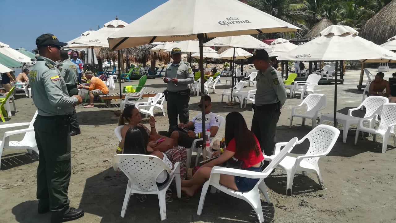 policia-de-turismo-en-playa-de-puerto-colombia
