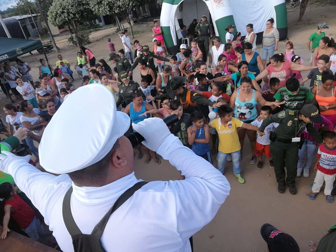 poli-mario-anima-comunidad-laboyana-concurso-vacaciones-seguras 