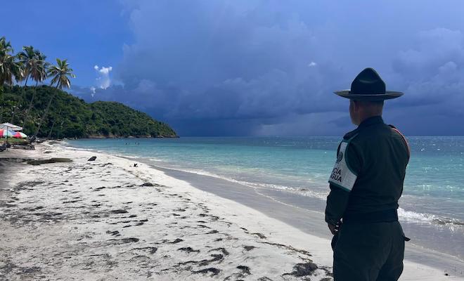 policía del agua en el mar