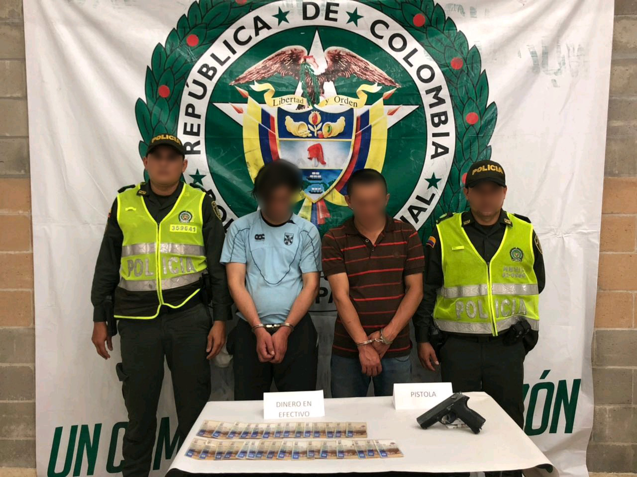 Estos delincuentes tenían intimidada y amordazada a su víctima mientras buscaban un dinero