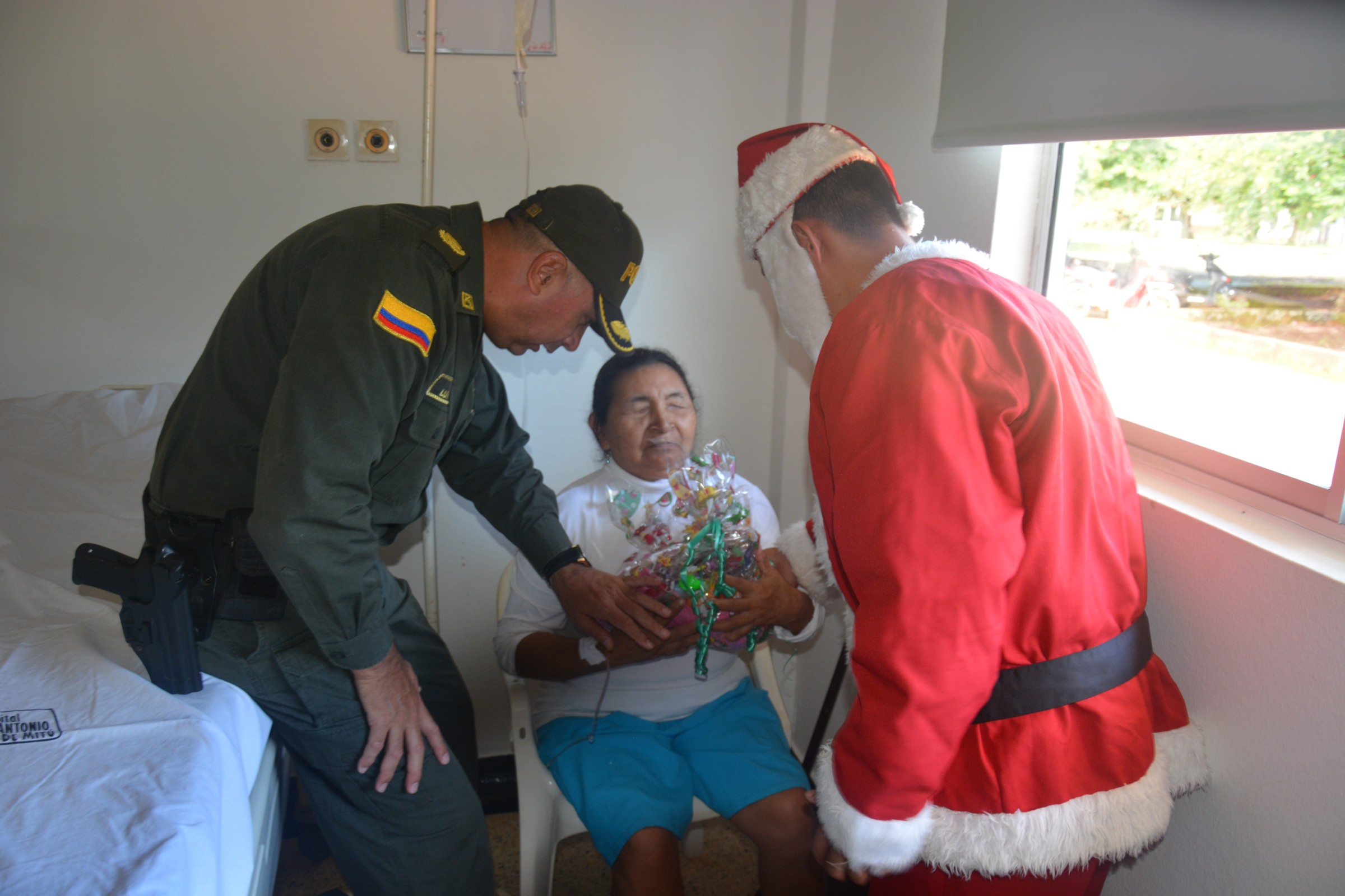 policia-mitu-vaupes-visita-abuelos-indigenas