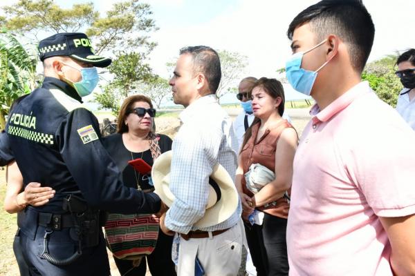 Policía y familiares