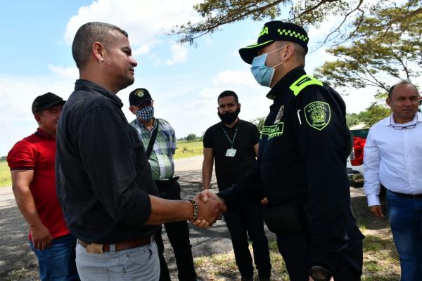 Policía saluda a los familiares
