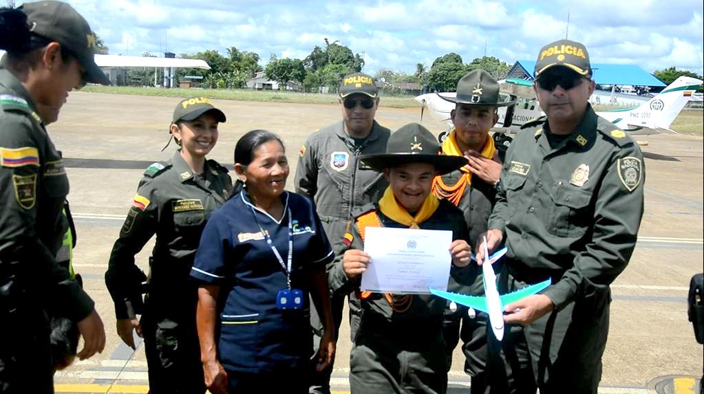 policia-vaupes-navidad-sueño-joven