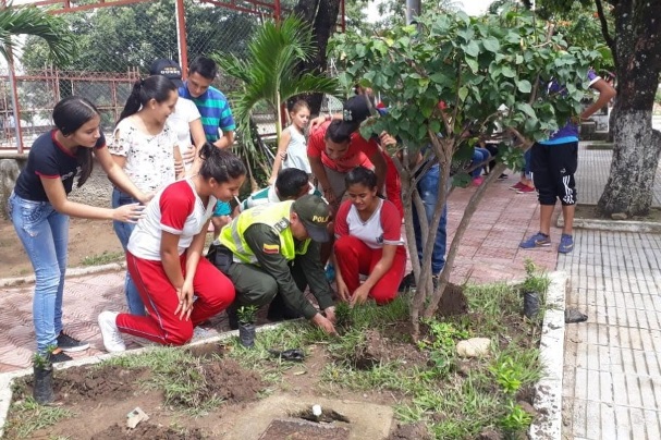 Policía-y-comunidad-recuperan-el-parque-principal-del-corregimiento-Los-Ángeles