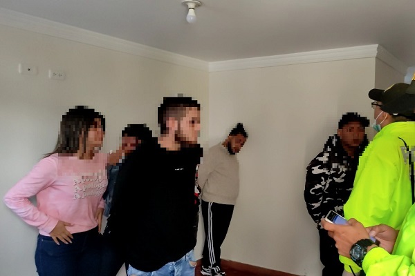 20 personas capturadas-policías custodiando