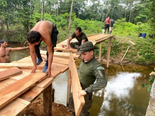 En unión con la comunidad construimos puentes en madera en zona rural en el Putumayo. 