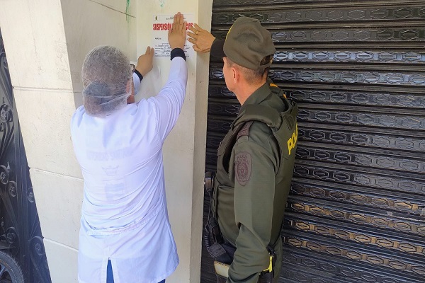 Policía de carabineros y funcionario Secretaría de Salud Municipal realizando suspensión de la actividad
