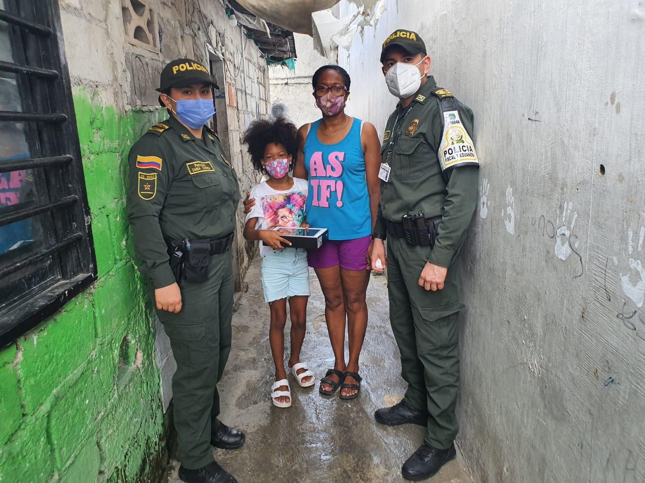 Policía Fiscal y Aduanera logra conectar a 158 niños de estratos 1 y 2 a sus clases virtuales del colegio