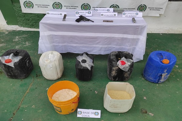 1 persona capturada-policías custodiando-elementos incautados