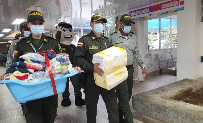 Policía llevó regalos navideños a la unidad de pediatría del hospital San Francisco de Asís
