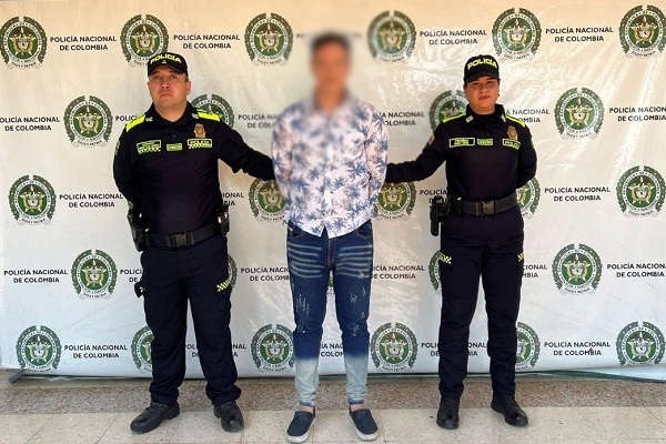 Dos Policías con un capturado por el delito de abuso sexual contra menor en palermo