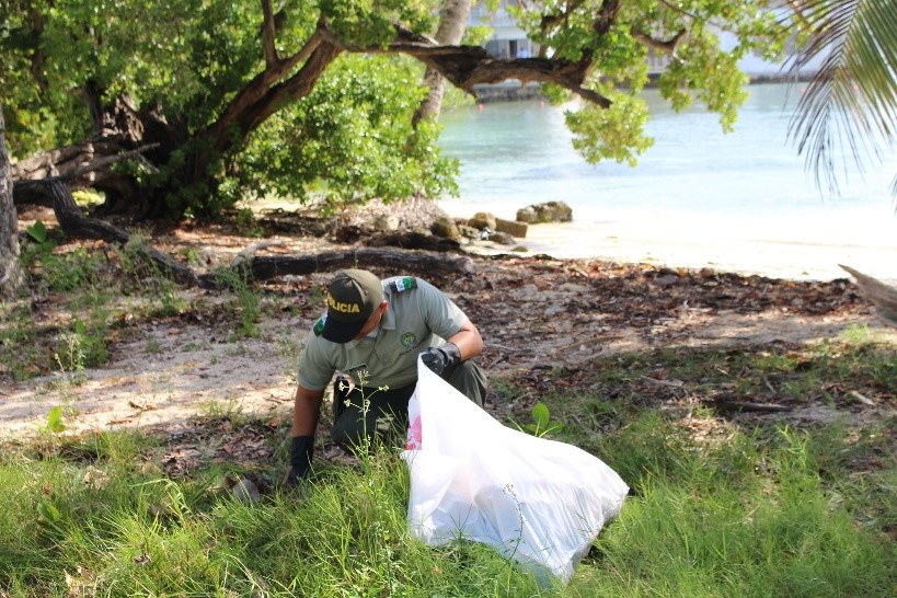 Policía Nacional y Fuerzas Militares se pusieron la camiseta y limpiaron alrededores de la Casa de la Cultura North End