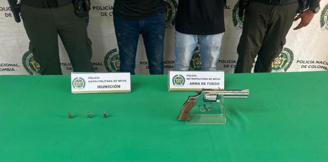 Personas capturadas-policías custodiando