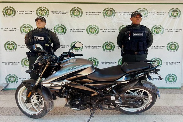 Dos Policías, una motocicleta recuperada