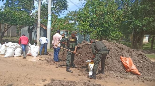 Policia y comunidad llenan coctales de tierra, para armar barricadas