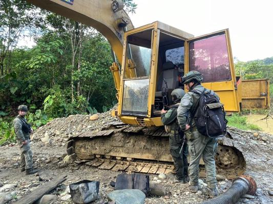 policías destrucción maquinaria mecanizada