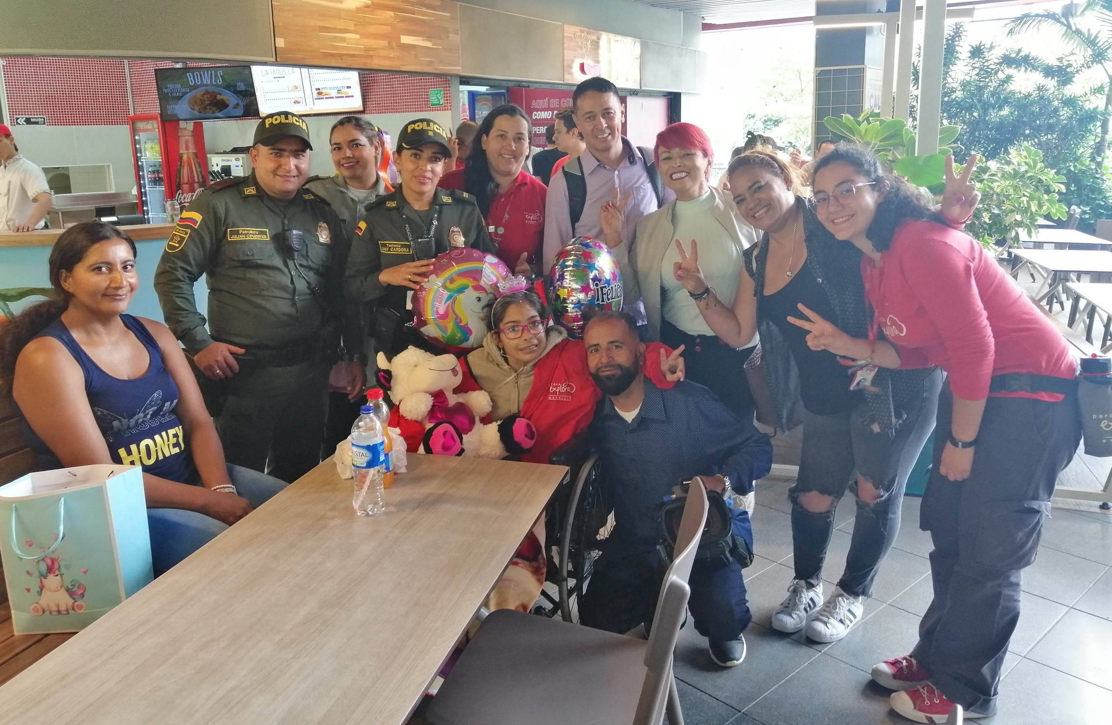 Adolescente acompañada por Policías, entidades y ciudadanía