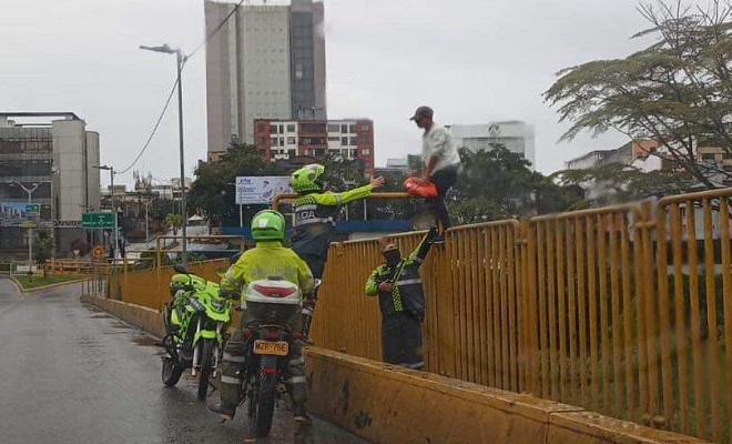 Uniformados en Armenia evitan suicidio en el Puente La Florida 