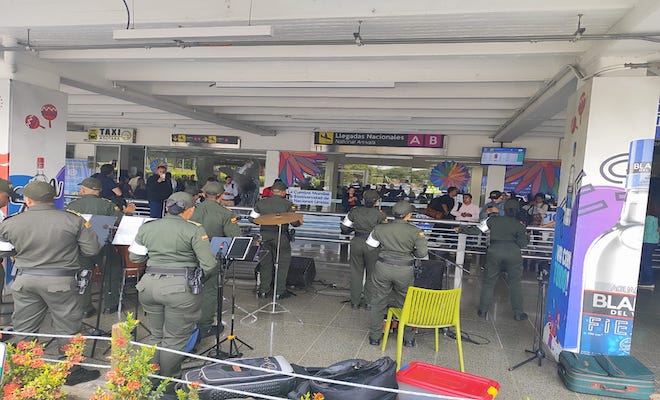 policias-reciben-turistas-cop16