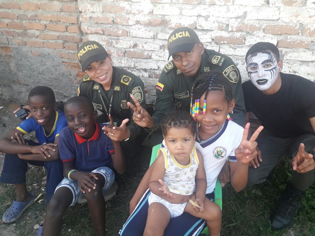 policias compartiendo con los niños de puerto tejada
