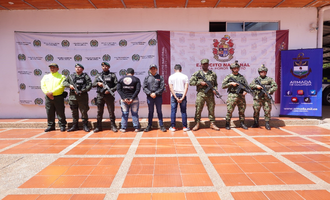 Policías, fuerzas militares y capturados