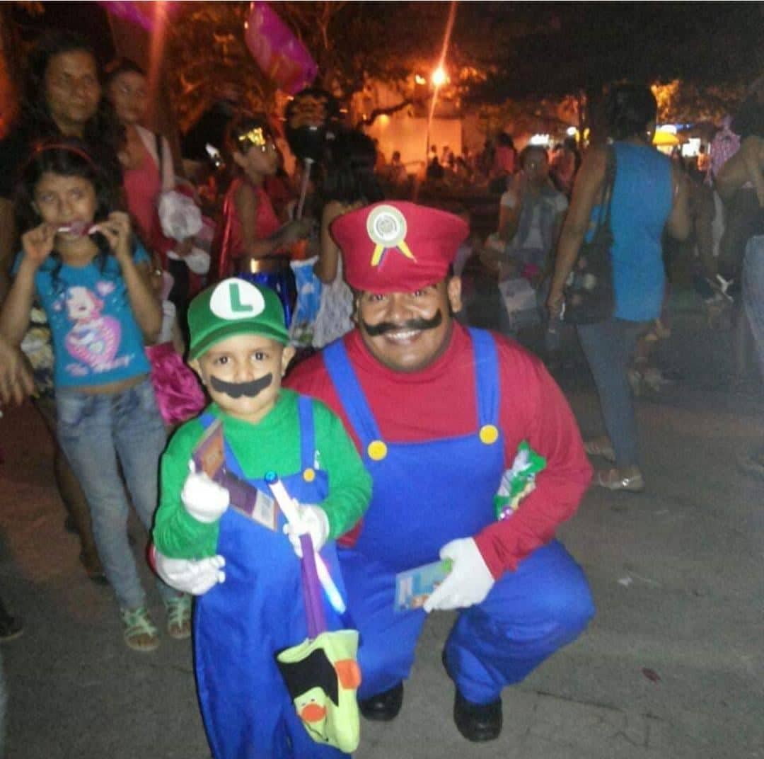 un policía que conquista el corazón  de los niños 