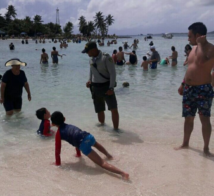 Policía Nacional garantiza la seguridad de turistas y residentes en los cayos 