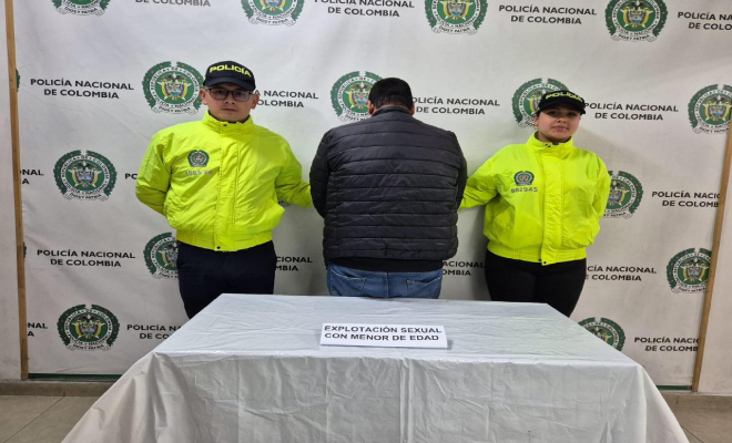 Este sujeto fue trasladado a instalaciones policiales con una orden de captura vigente por abusar sexualmente de una menor de edad