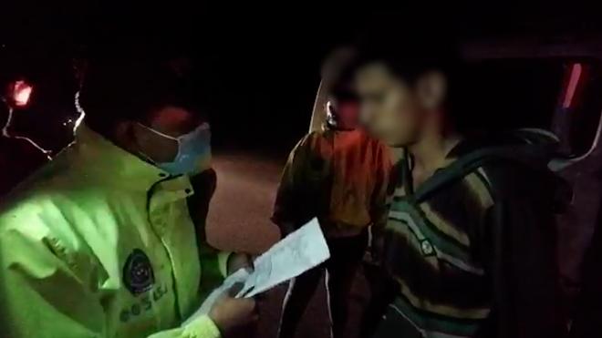 Policía leyendo derechos del capturado