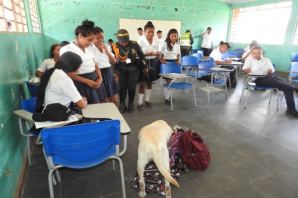 policía-comprometido