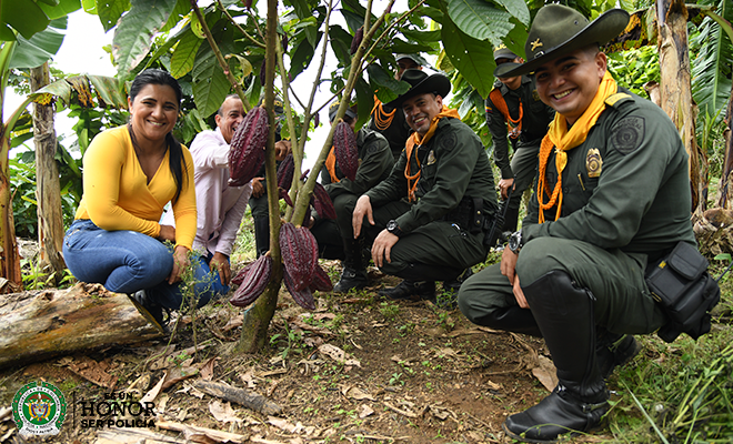 Carabineros en un cultivo de cacao