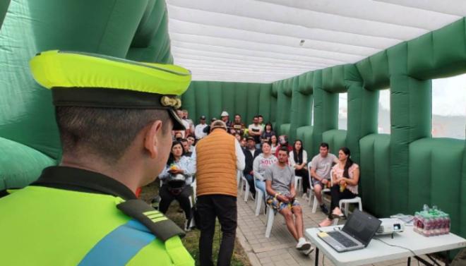 Policías en las vías 