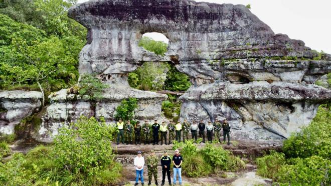 Policías custodiando lugar turístico 