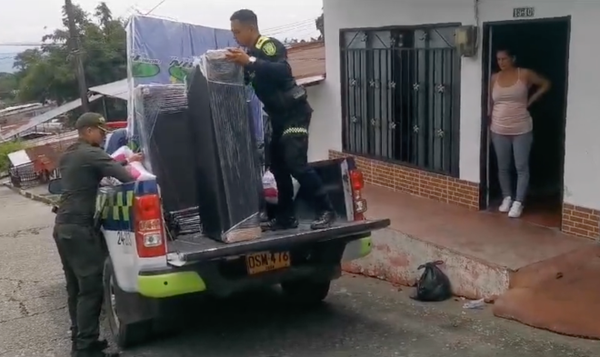 En Victoria Caldas, policías e integrantes de la red de apoyo tuvieron un gesto solidario con mujer que perdió varios enseres