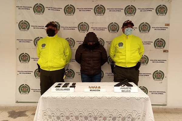 Mujer escondía munición y celulares hurtados en su casa