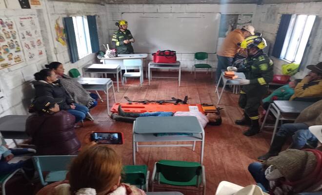 A caballo de la mano con los campesinos, por caminos de herradura, llegó a las veredas más cercanas al volcán nevado del Ruíz
