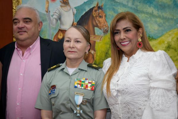 La Asamblea Departamental del Valle del Cauca hizo imposición de la Medalla Cruz de Caballero a la coronel Sandra Liliana Rodríguez
