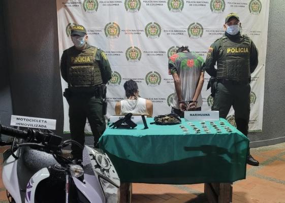 Detenidos por porte de estupefacientes y recuperación de una motocicleta