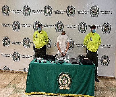 1 persona capturada-policías custodiando