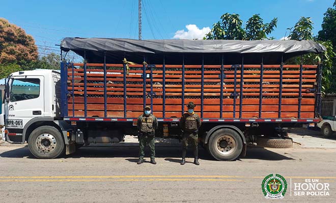 Ganado recuperado-policías custodiando