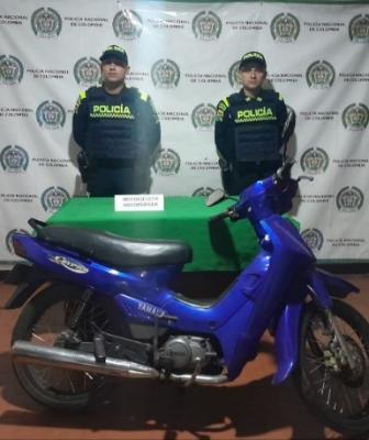 Motocicleta recuperada-policías custodiando