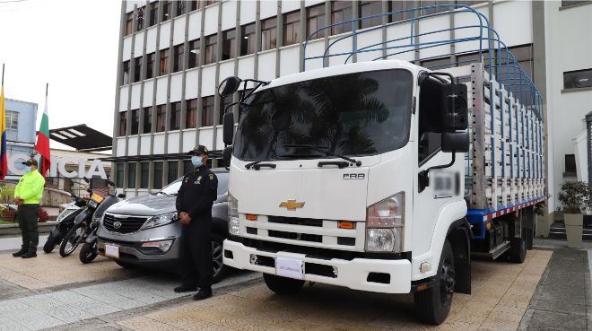 Vehículos recuperados- policías custodiando