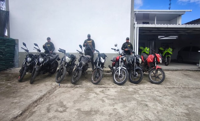 Tres uniformados de la Policía Nacional con ocho motocicletas recuperadas 