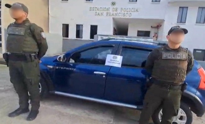 Dos Policías presentan vehículo recuperado 