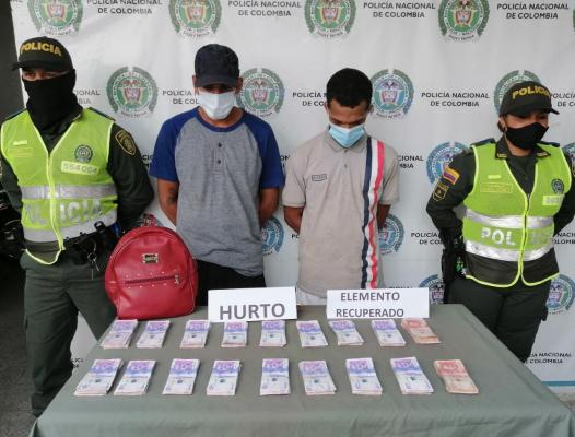 Los sujetos hurtaron a un ciudadano que había retirado dinero de una entidad bancaria.