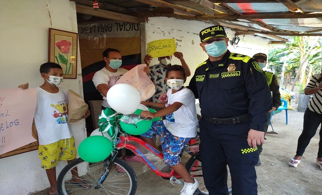 Policía Metropolitana le cumple el sueño a Moisés en esta navidad