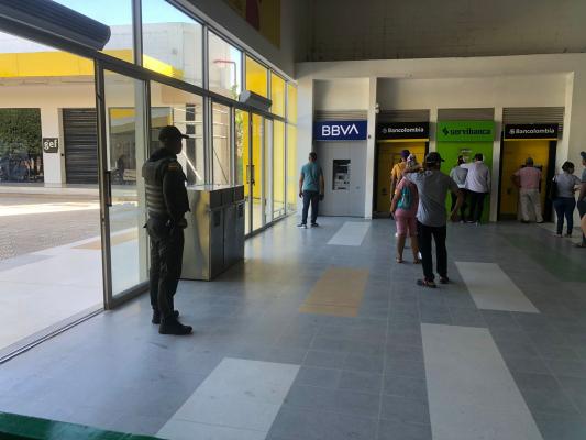 Registro y control en la zona de los cajeros electrónicos en el centro comercial Exito
