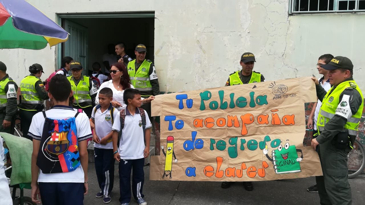 con-prevención-la-policía-nacional-dio-la-bienvenida-a-clases-a-estudiantes-en-Pereira