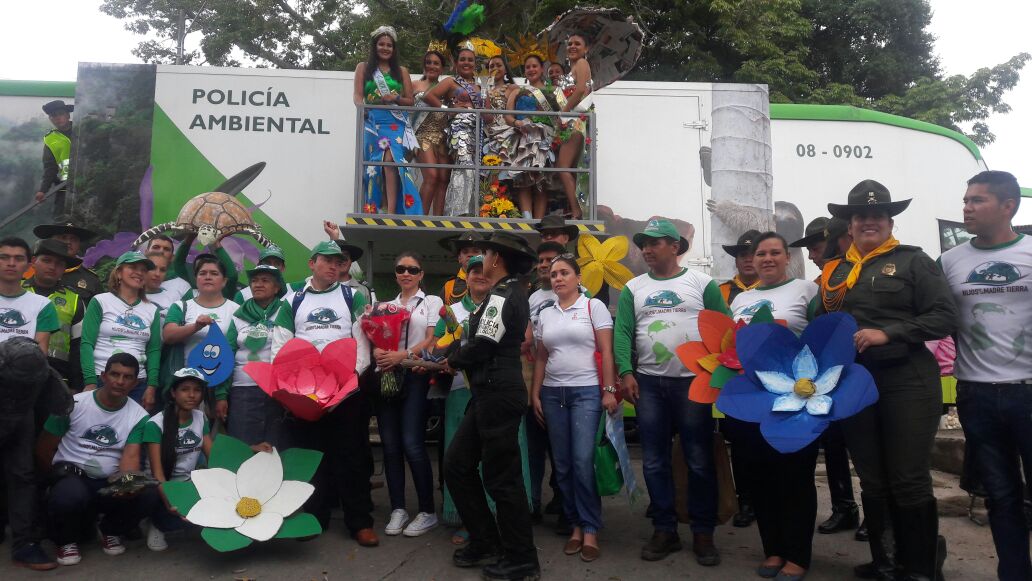 en-el-bus-interactivo-de-ambiental-acompañan-canditas-del-agua